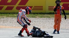 Marquez, possibile frattura alla mano: «Mi scuso con Miguel, colpa della gomma anteriore dura». Punizione per lo spagnolo