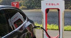 Tesla chiederà un finanziamento pubblico per aprire rete caricabatterie ad altri produttori