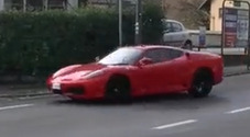 Trasforma una Toyota in una Ferrari F430: «Identica all'originale». Arrestato un 26enne