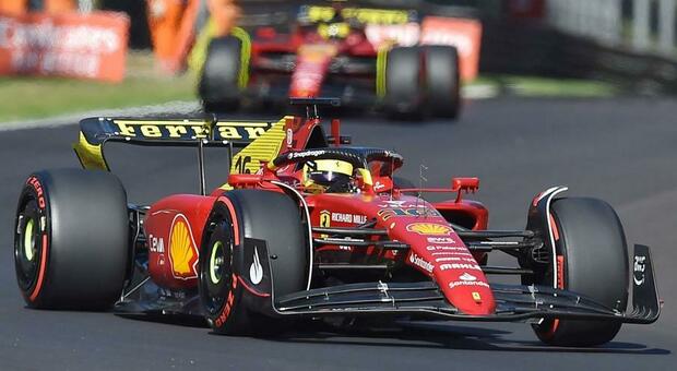 La Ferrari di Charles Leclerc precede quella di Carlos Sainz alla Variate Ascari di Monza