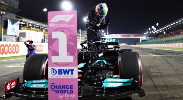 Lewis Hamilton esce dalla sua Mercedes al termine del GP del Qatar