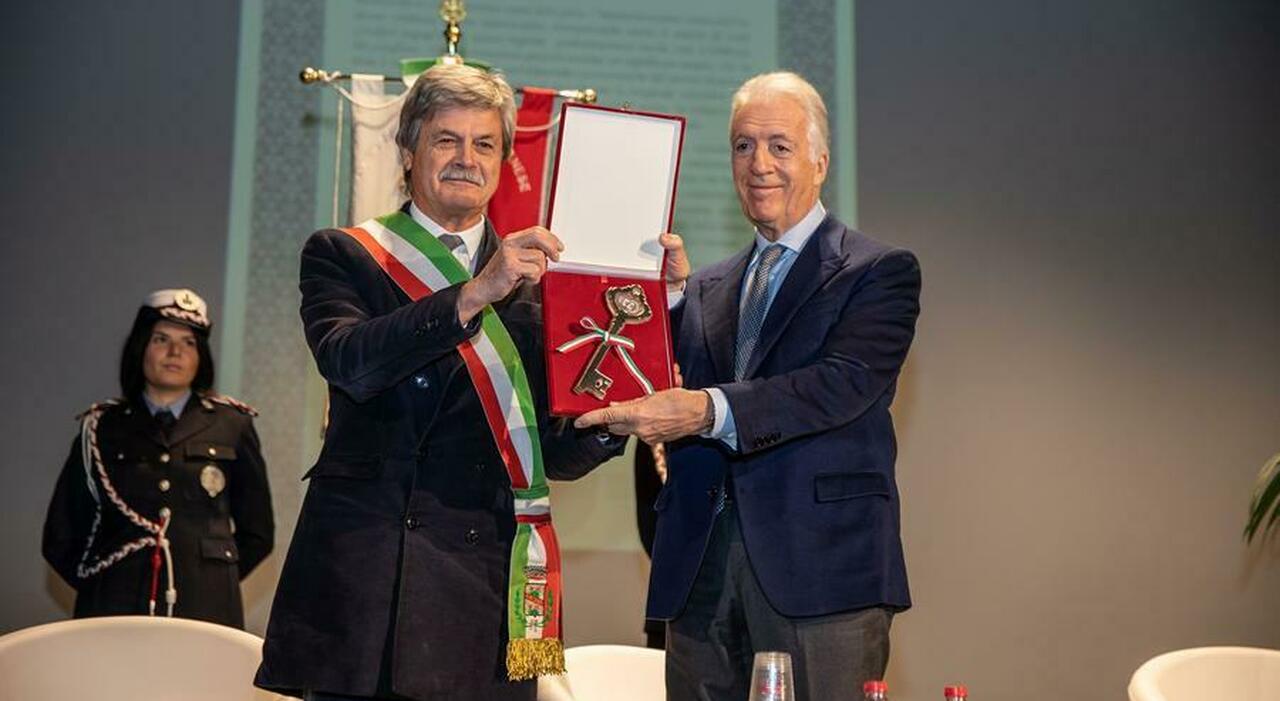 Il sindaco di Fiorano Modenese, Francesco Tosi, consegna le chiavi della città all ingegnere Piero Ferrari, Vice Presidente di Ferrari, in occasione del 50/o anniversario dell inaugurazione della Pista di Fiorano