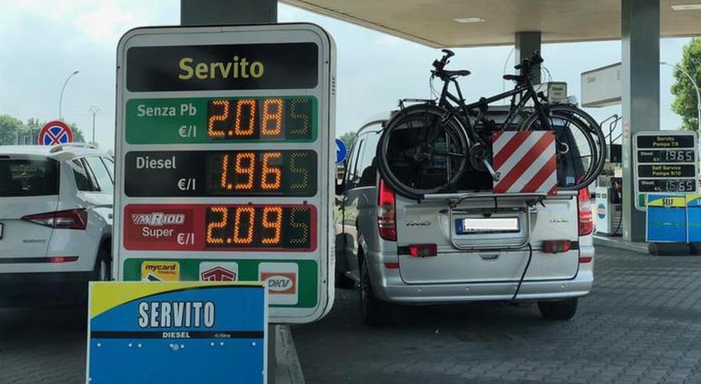 Il tabellone con i prezzi della benzina a due euro alla stazione di Nogarole Rocca