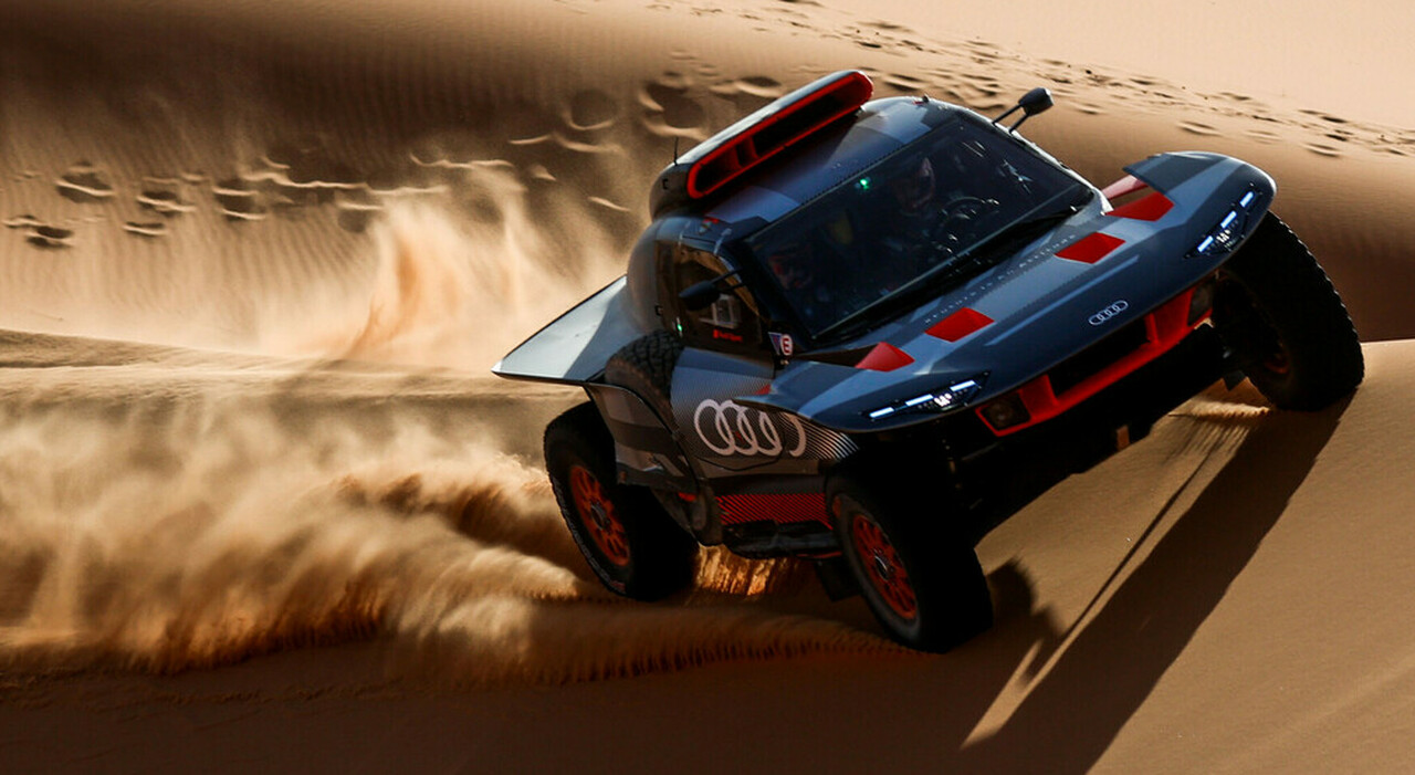 L'Audi RS Q e-tron E2 in prova nel deserto