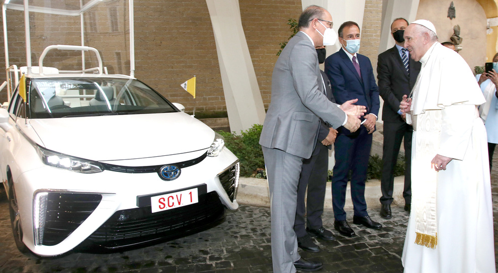 Miguel Fonseca, senior vice president di Toyota Motor Europe, e Mauro Caruccio, ad di Toyota Motor Italia consegnano le chiavi della Toyota Mirai a Papa Francesco