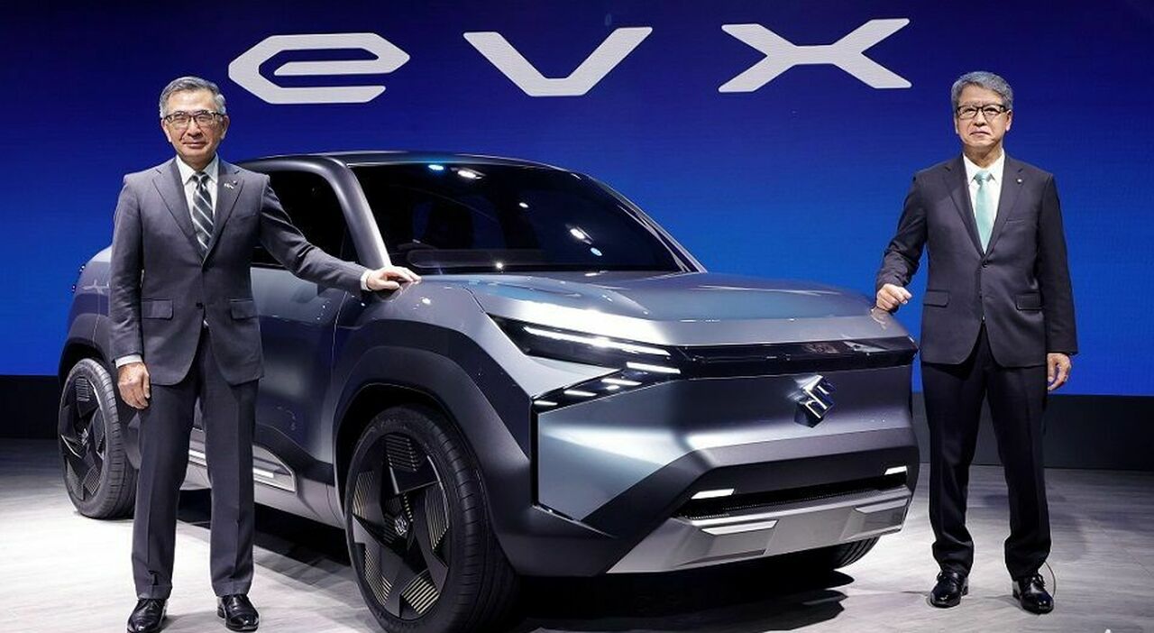 A sinistra Toshihiro Suzuki, il presidente della casa giapponese con il concept EV eVX