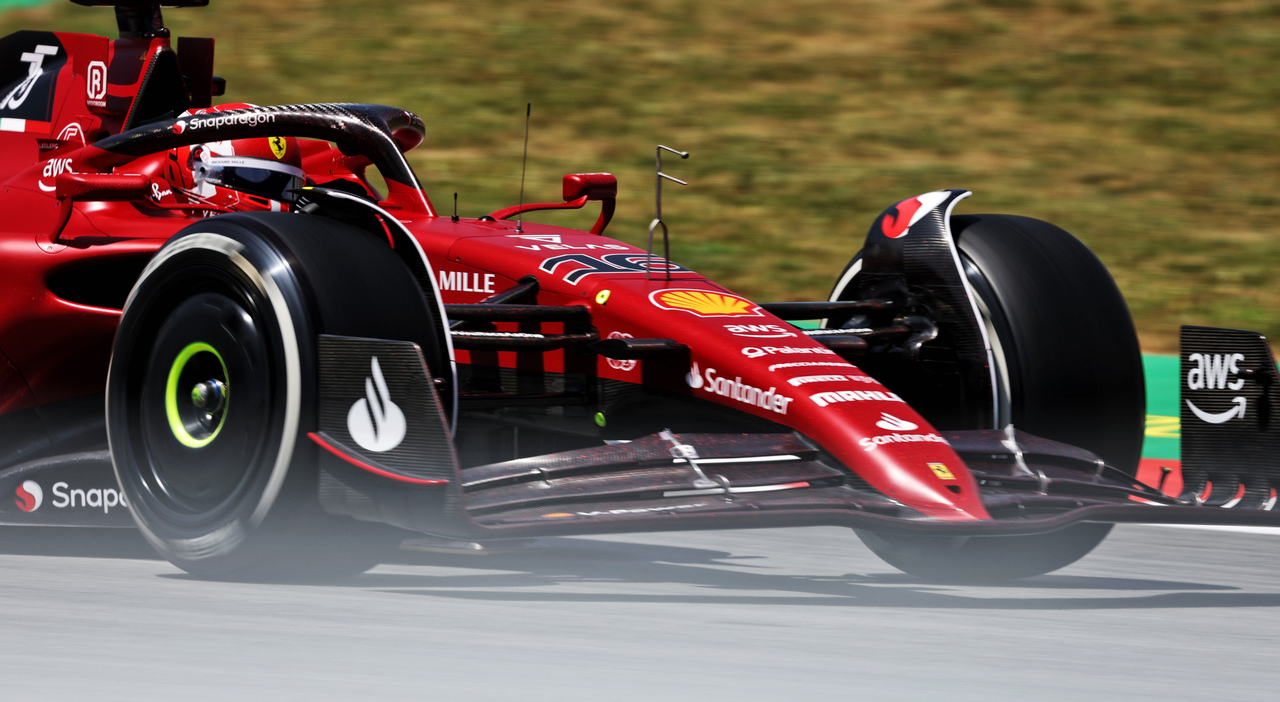 Il muso della Ferrari di Leclerc, il più veloce anche nelle Libere 2