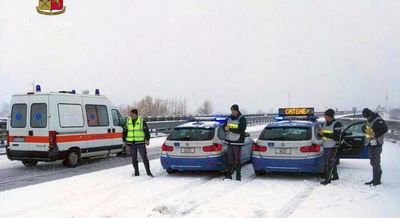 Pattuglie della Polizia Stradale sull'autostrada A7 durante la nevicata di ieri