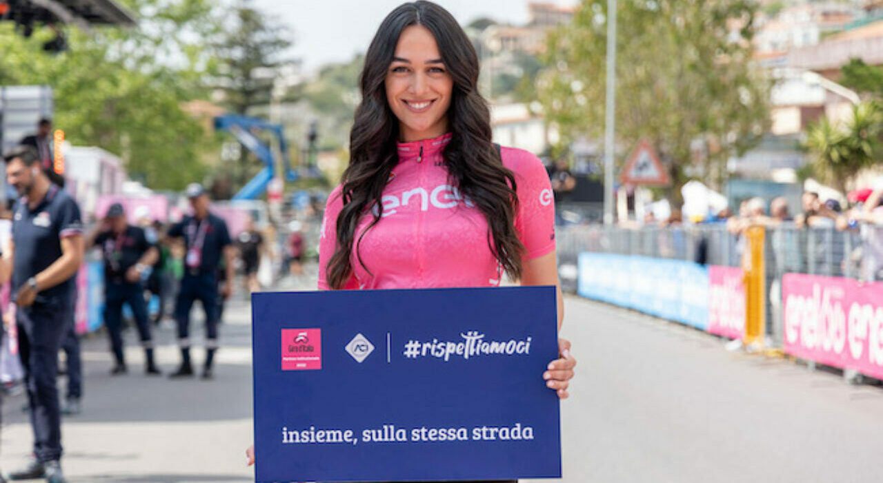 Una testimonial della campa Aci sulla sicurezza steadale al Giro d'Italia 2022