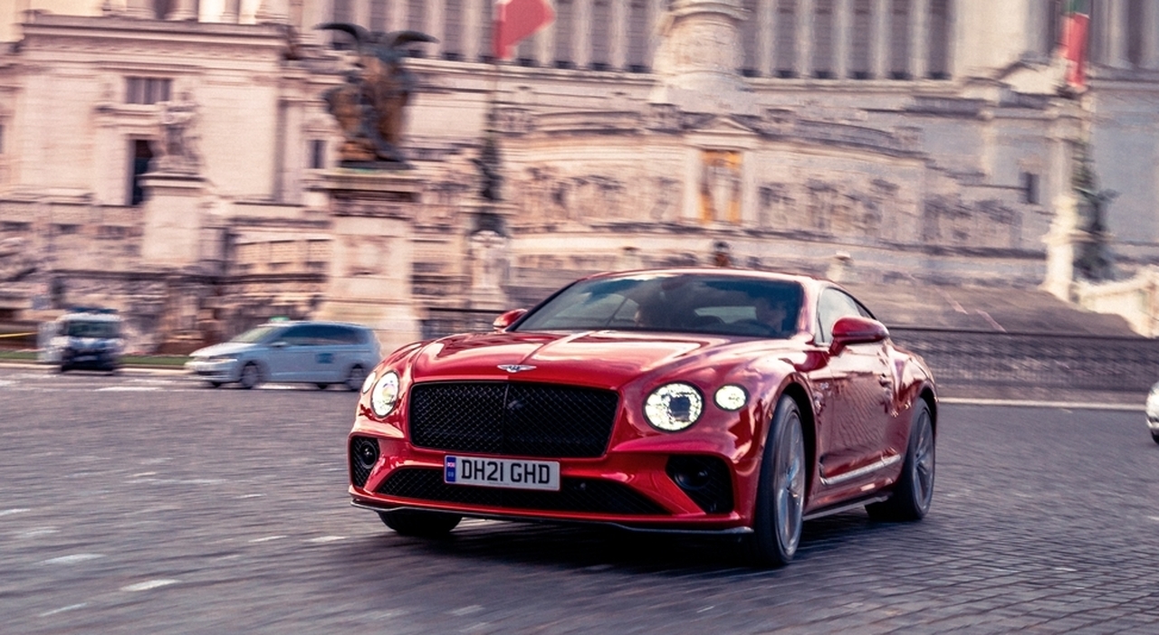 Una Bentley a Piazza Venezia