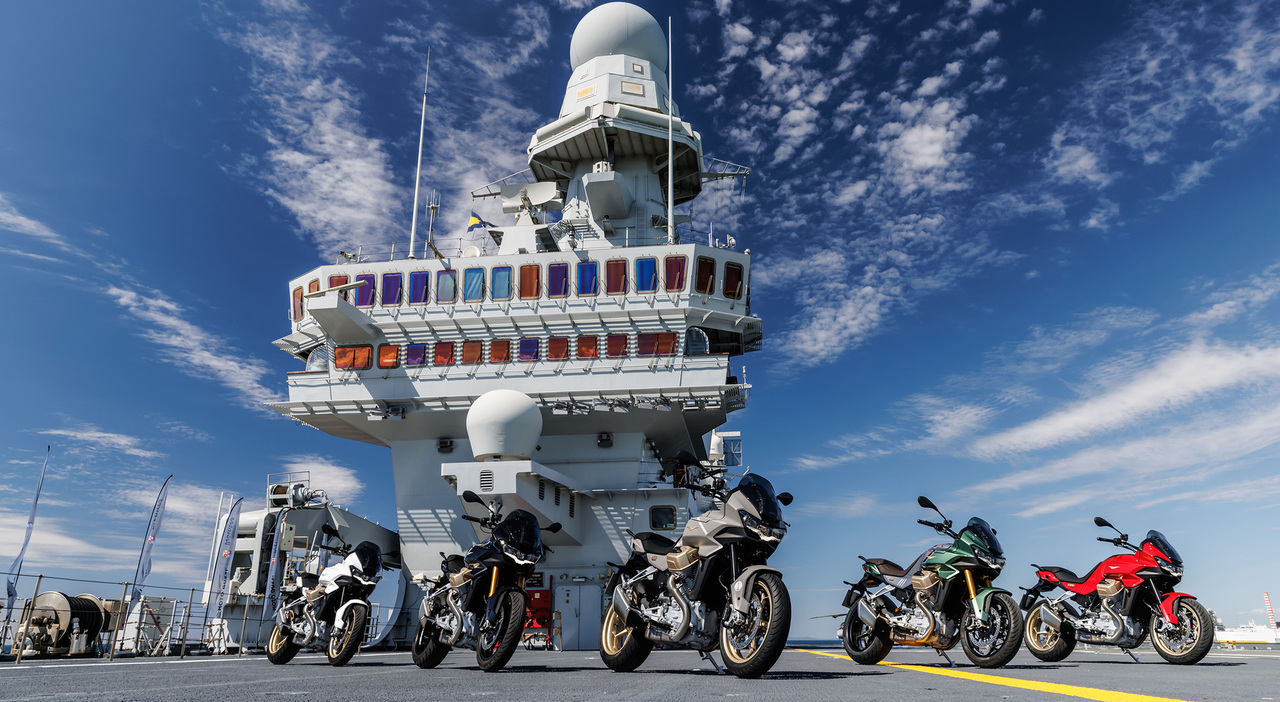 La nuova Moto Guzzi Aviazione Navale sul ponte della portaerei Cavour