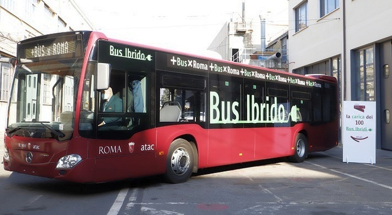 Uno dei cento autobus ibridi nuovi dell'Atac