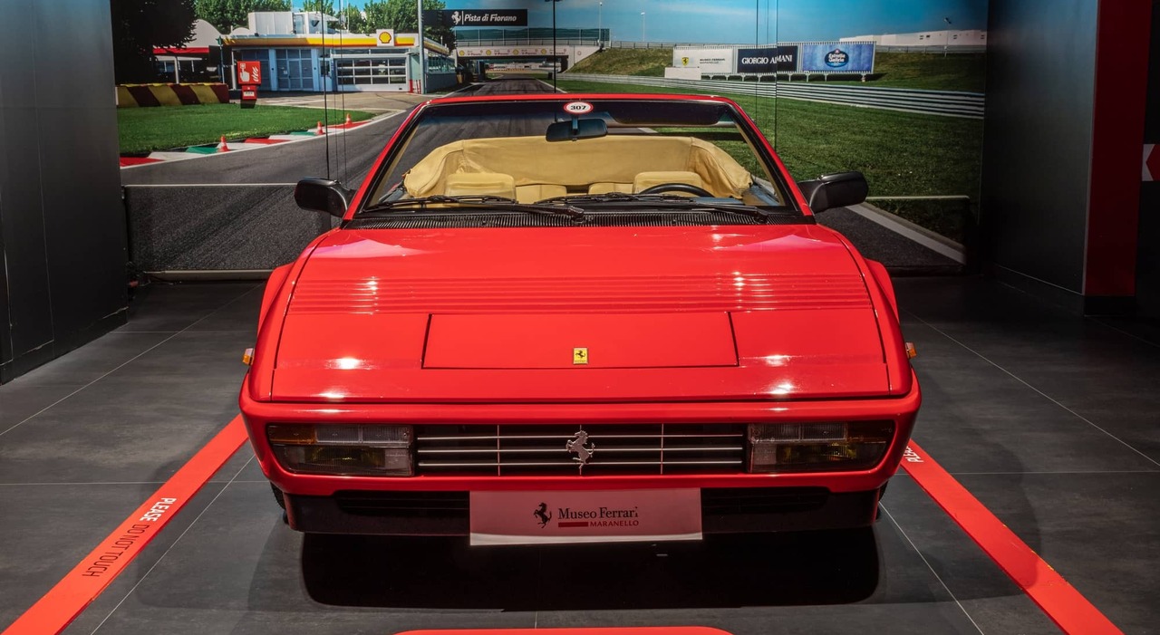 All interno dell esposizione la Ferrari 3.2 Mondial Cabriolet, protagonista della celebre visita che il Papa Giovanni Paolo II fece nel 1988 a Maranello
