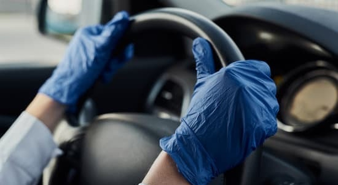 Guidare con i guanti sarebbe igienicamente più sicuro per evitare di diffondere germi ed infezioni