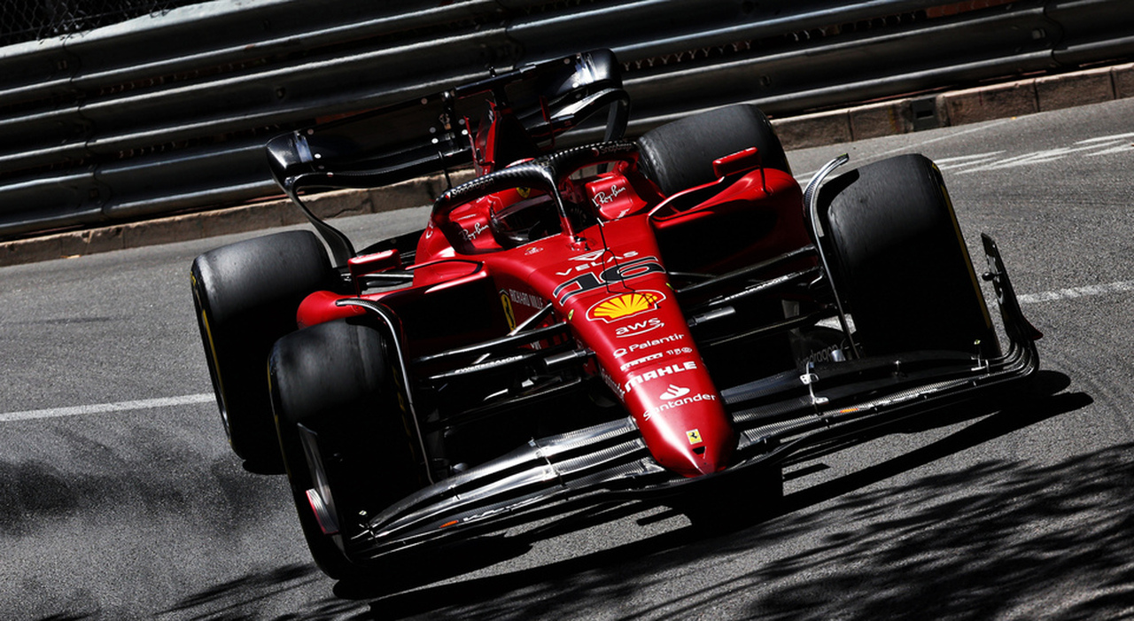 La Ferrari di Leclerc sulle strade del Principato di Monaco