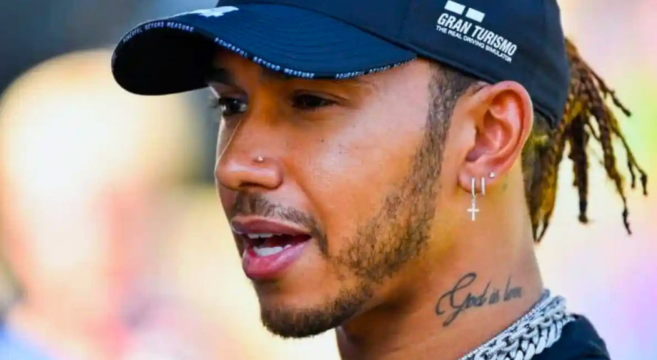 Il piercing e gli orecchini di Hamilton che dovrebbe torgliere per salire sulla sua monoposto Mercedes F1