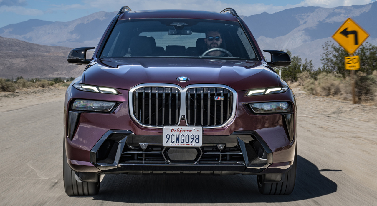 Il frontale del rinnovato X7 di BMW