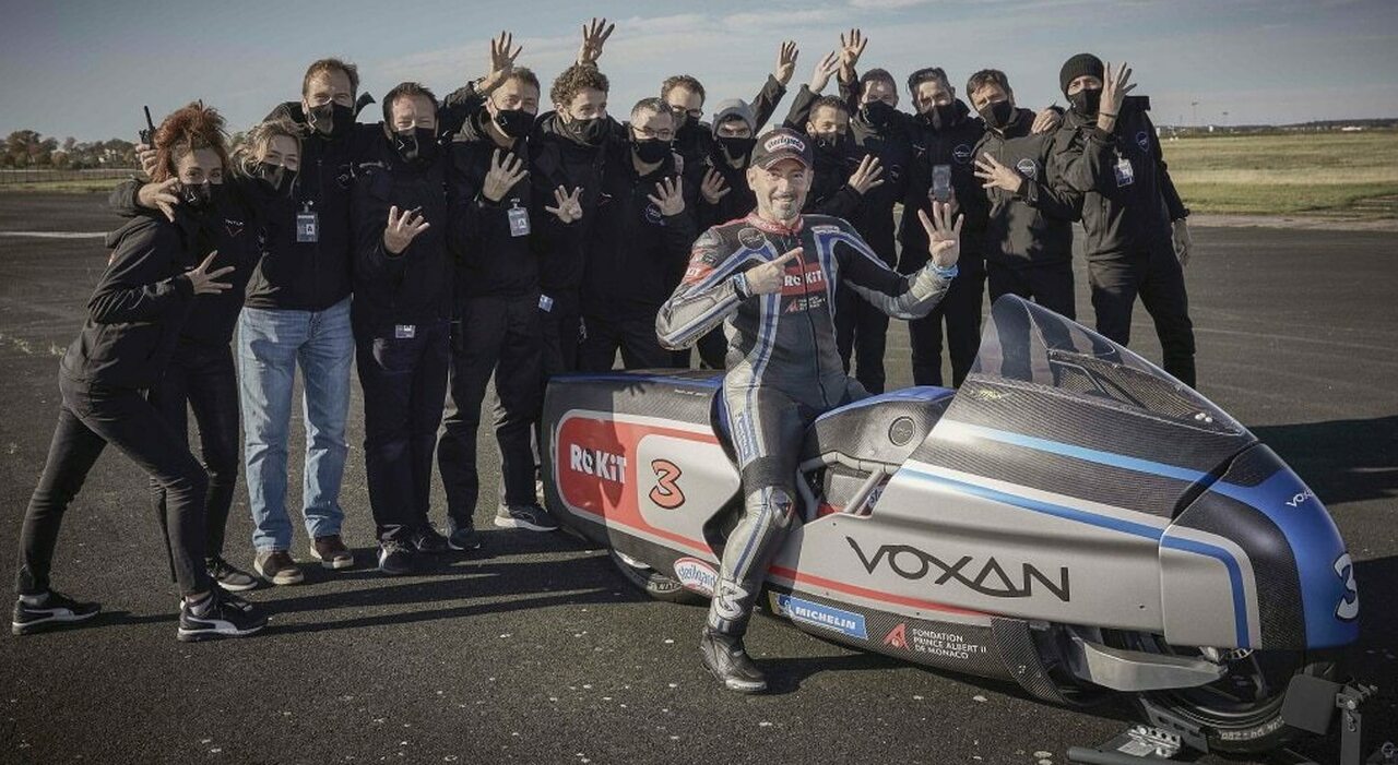 In moto (elettrica) a 455 km/h: il record mondiale di Max Biaggi in sella a una Voxan-Venturi