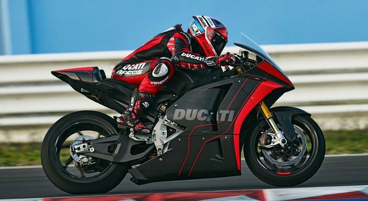 Il prototipo per MotoE di Ducati mentre gira a Misano per i primi test di collaudo