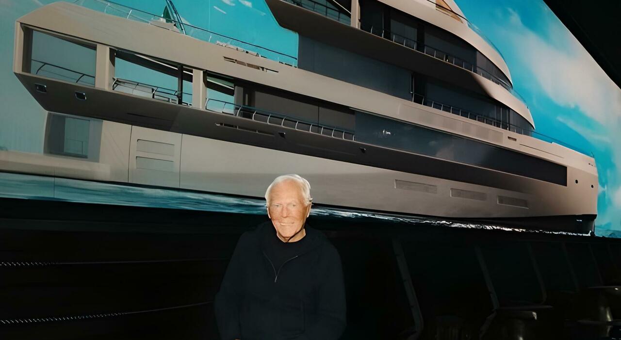 Giorgio Armani con alle spalle il rendering del Admiral 72 by Giorgio Armani , mega yacht di 72 metri che sarà varato all inizio del 2024