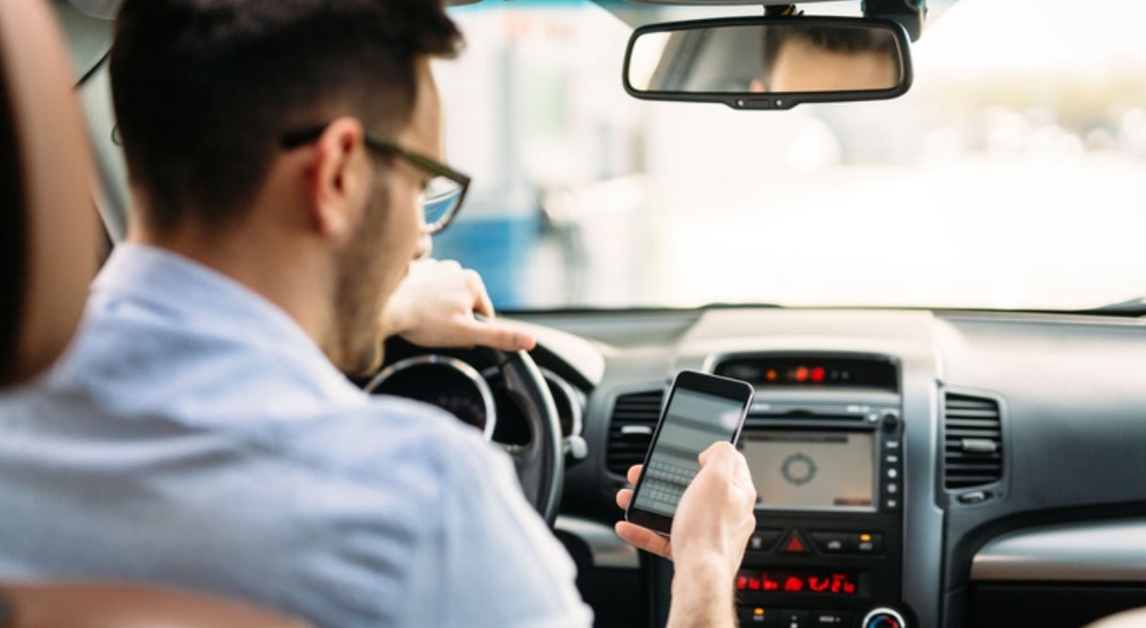 Autista chatta al cellulare mentre guida