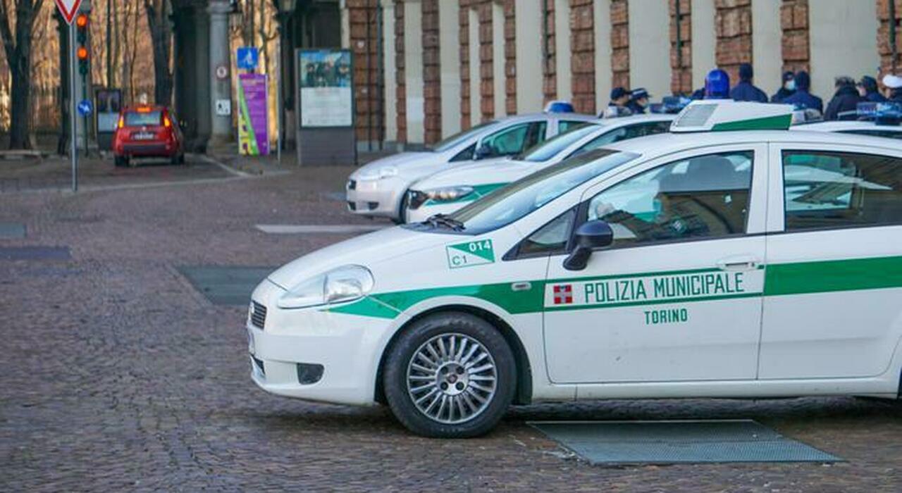 Una pattuglia della polizia municipale di Torino