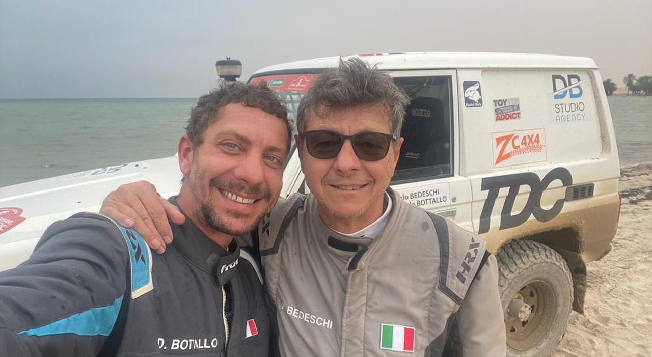Da destra Paolo Bedeschi e Danielle Bottallo, terzi nella Dakar Classic 2023. Sullo sfondo la loro Toyota Bj71