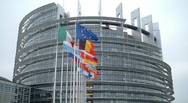 Parlamento Europeo, ok finale allo stop a vendita auto benzina e diesel dal 2035