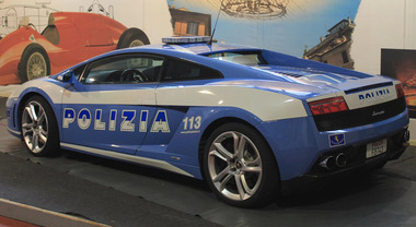 Lamborghini Gallardo della Polizia in mostra a Fiumicino. La supercar esposta nell’area check-in del Terminal 1