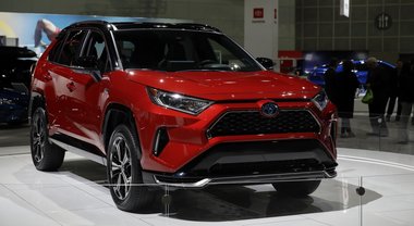 Rav4 plug-in hybrid, esordio al Los Angeles Auto Show. Suv di Toyota arriverà nell'autunno 2020
