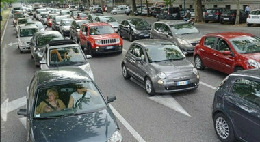 Acea, in Italia sono 39,8 mln le auto in circolazione: +0,3% sul 2020. Sono 4 milioni e 318mila(+1,4%) i veicoli commerciali