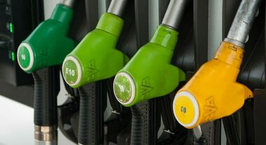 Benzina, ancora verso l’alto il prezzo. Verde in modalità servito, cresce a 1,885 euro/litro. Diesel sale a 1,758