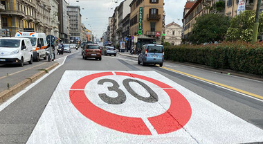 ​A Milano dal 2024 auto viaggeranno a 30 km/h in città. Consiglio comunale approva documento, salva vita alle persone